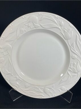 Franco Giorgi  Quadrifoglio White Dinner Plates  Embossed Tulips Italy. (2)